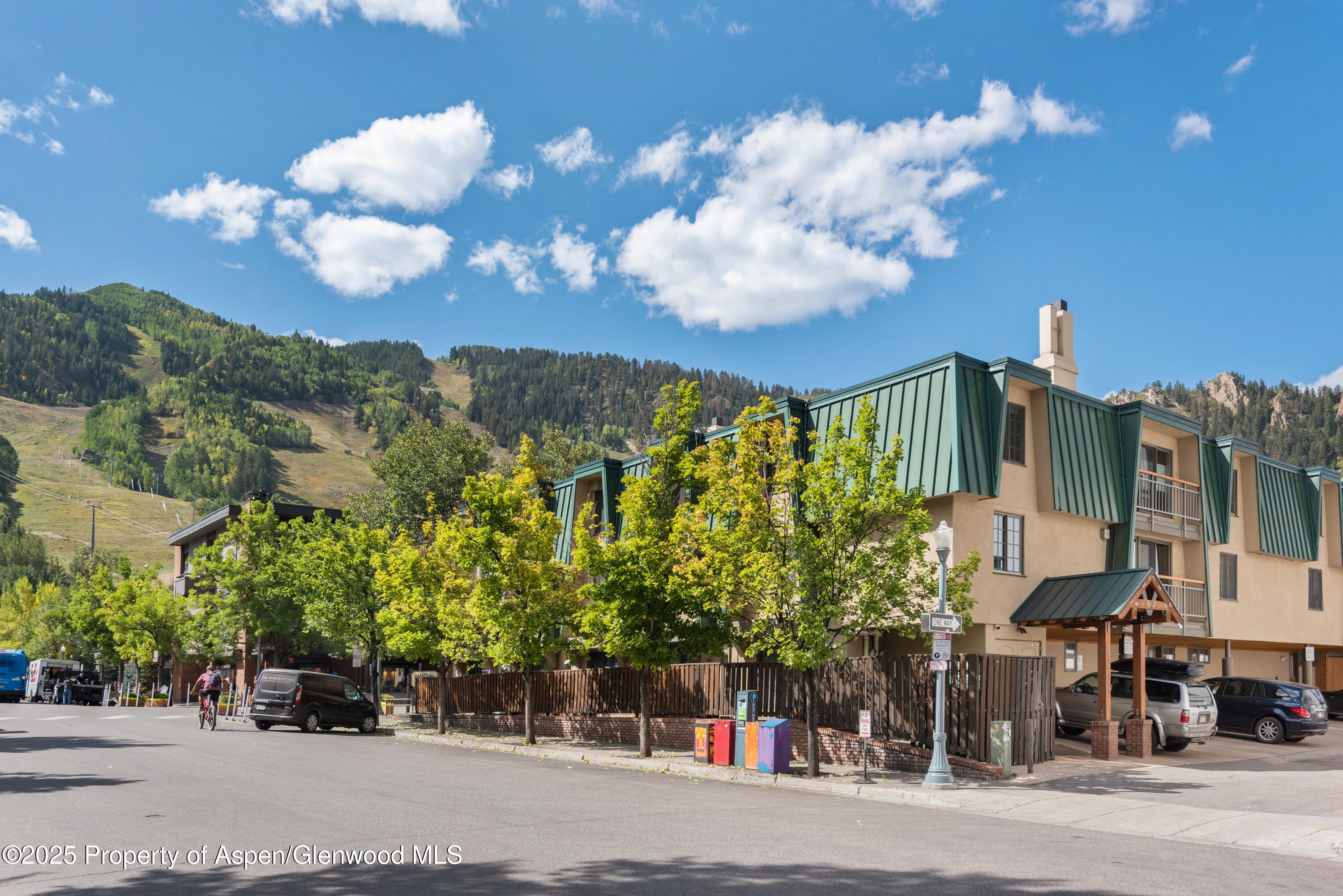630 E Cooper Avenue, 4