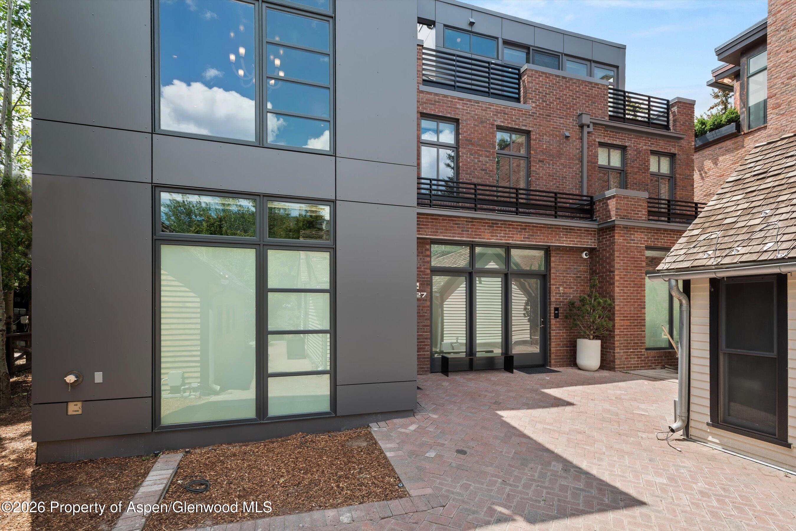 627 E Hopkins Avenue 201