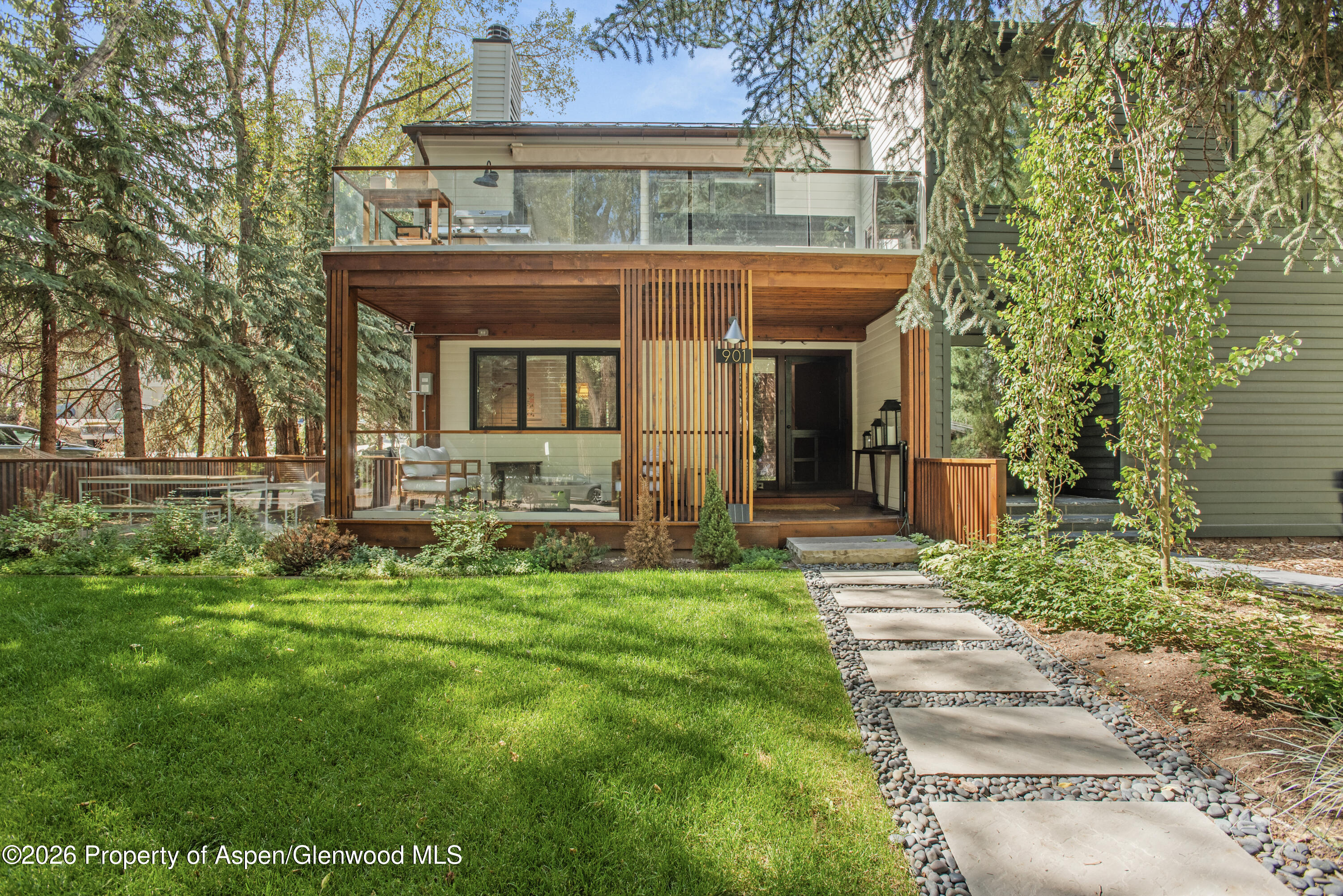 901 W Francis Street