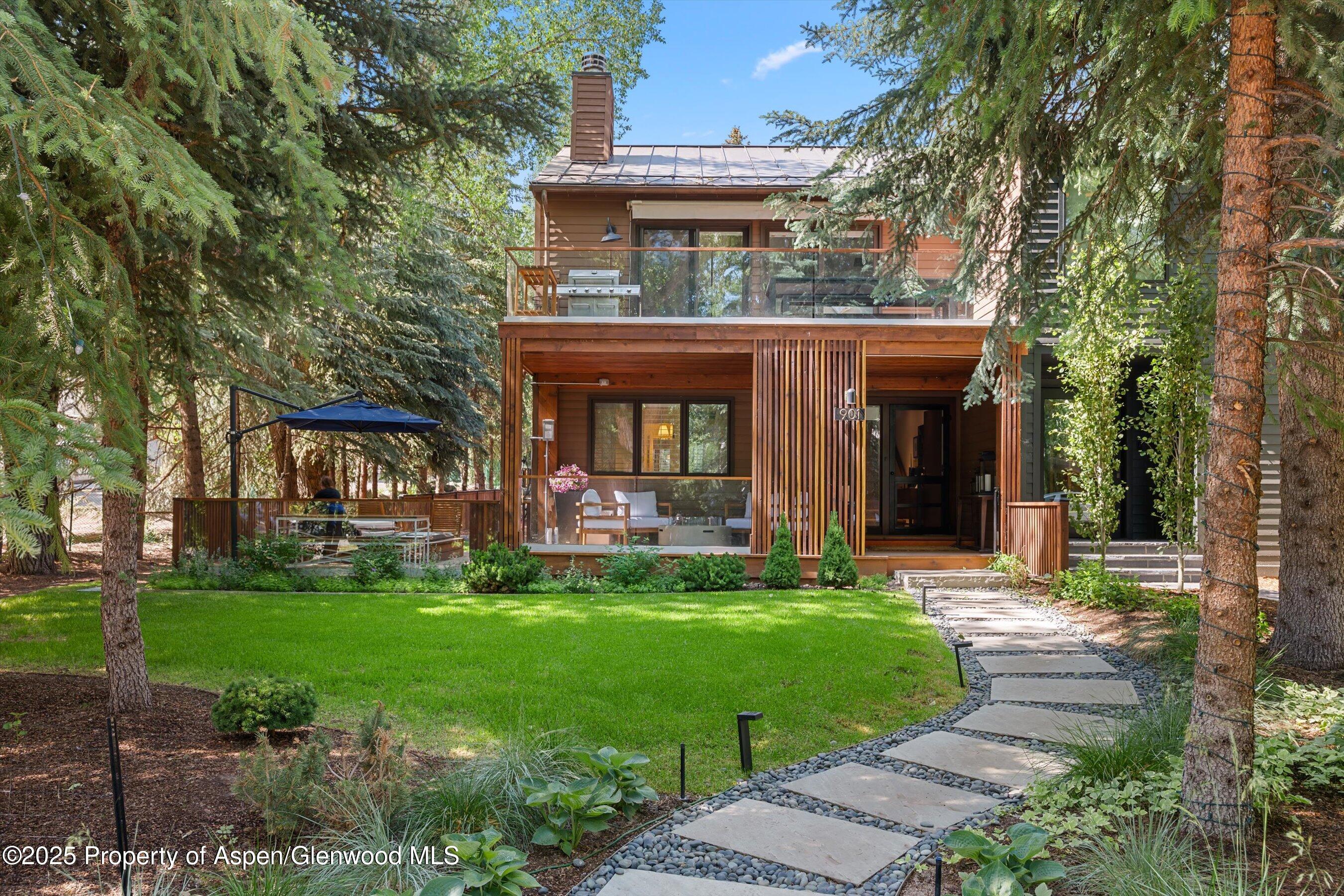 901 W Francis Street