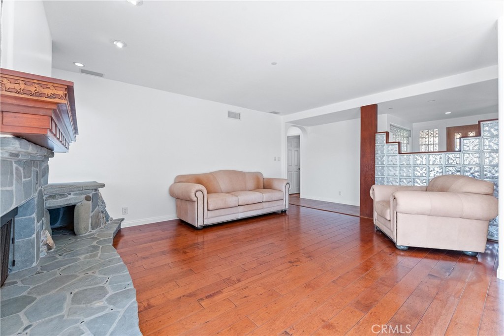 716 Avenida Columbo