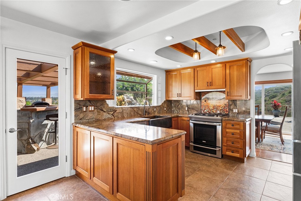 716 Avenida Columbo