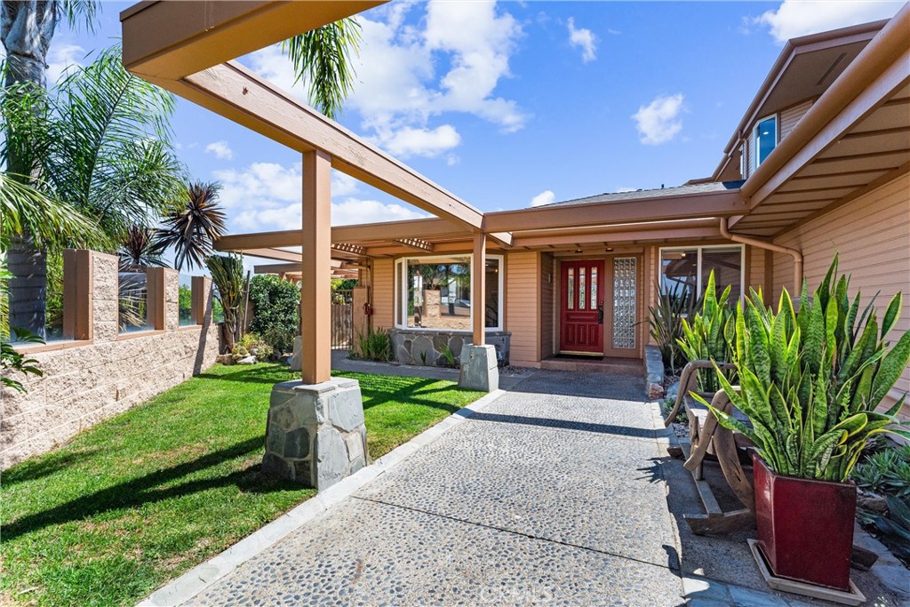716 Avenida Columbo