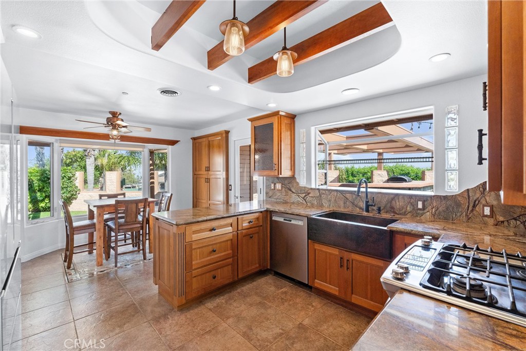 716 Avenida Columbo