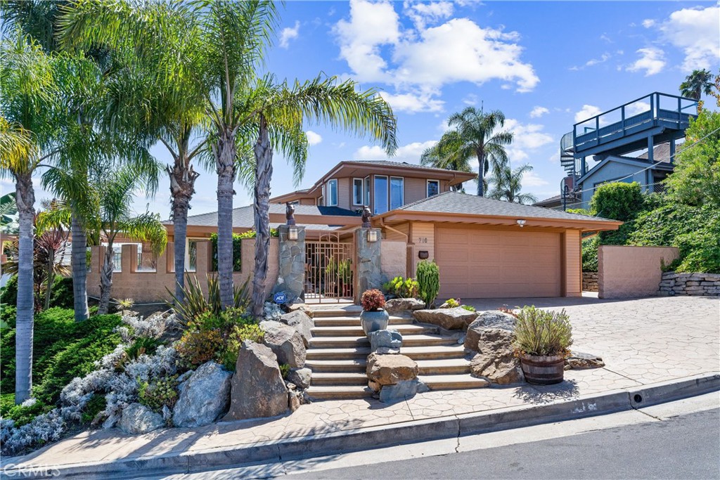 716 Avenida Columbo