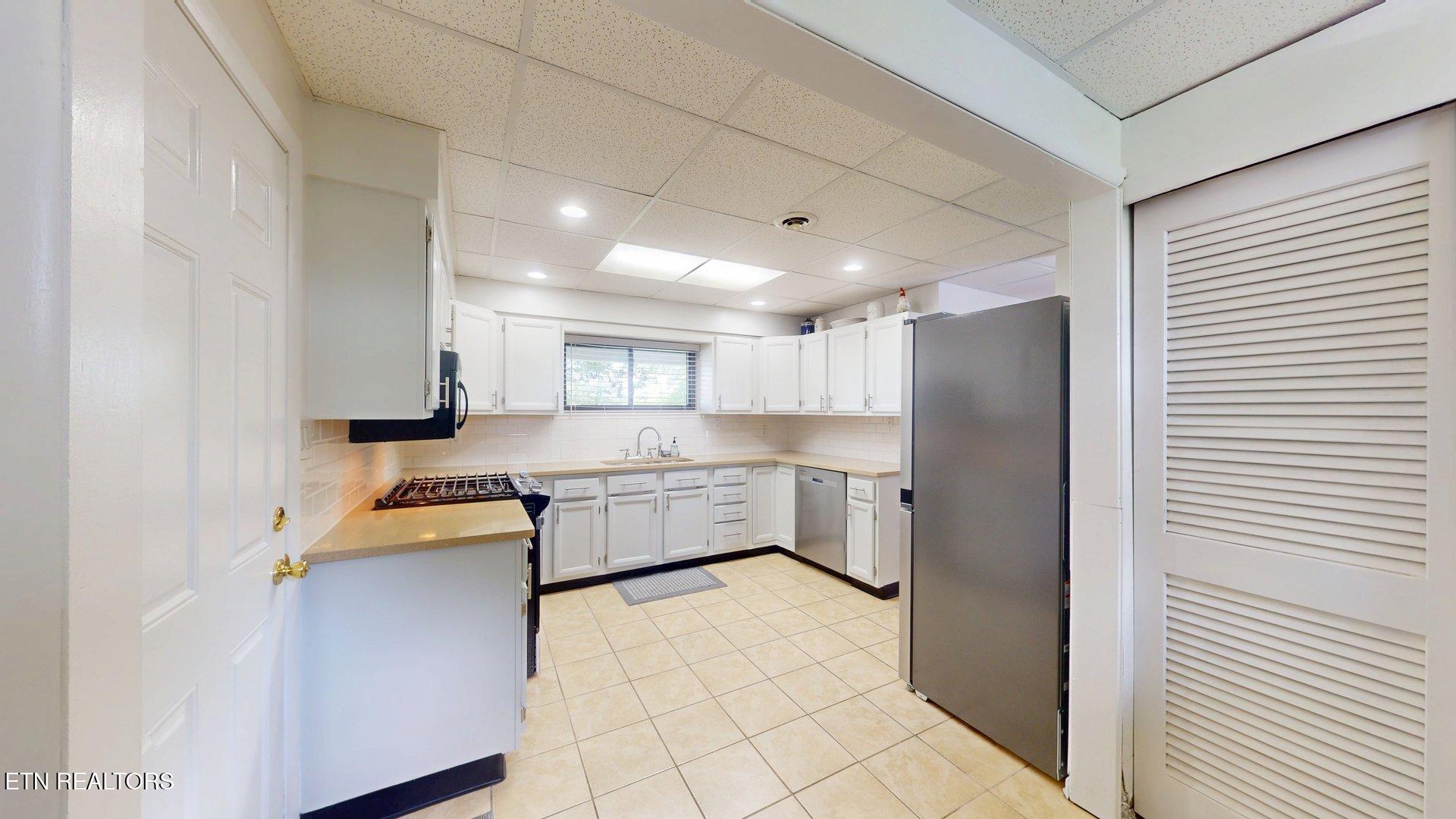 2815 Thomas Drive