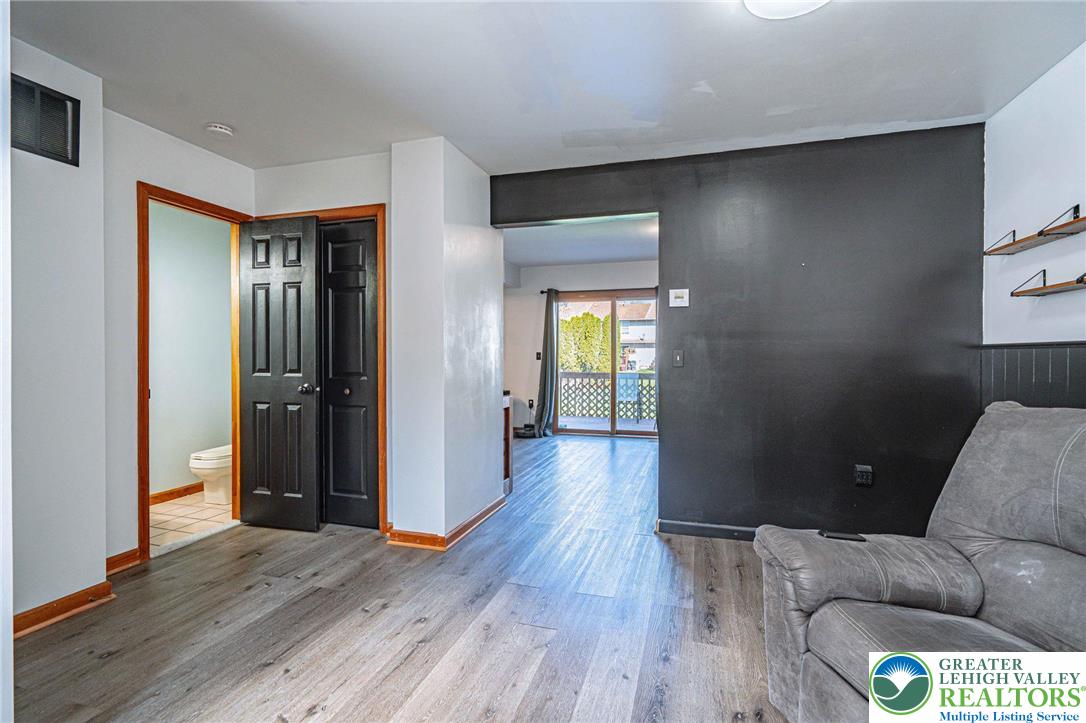 2725 Victoria Lane