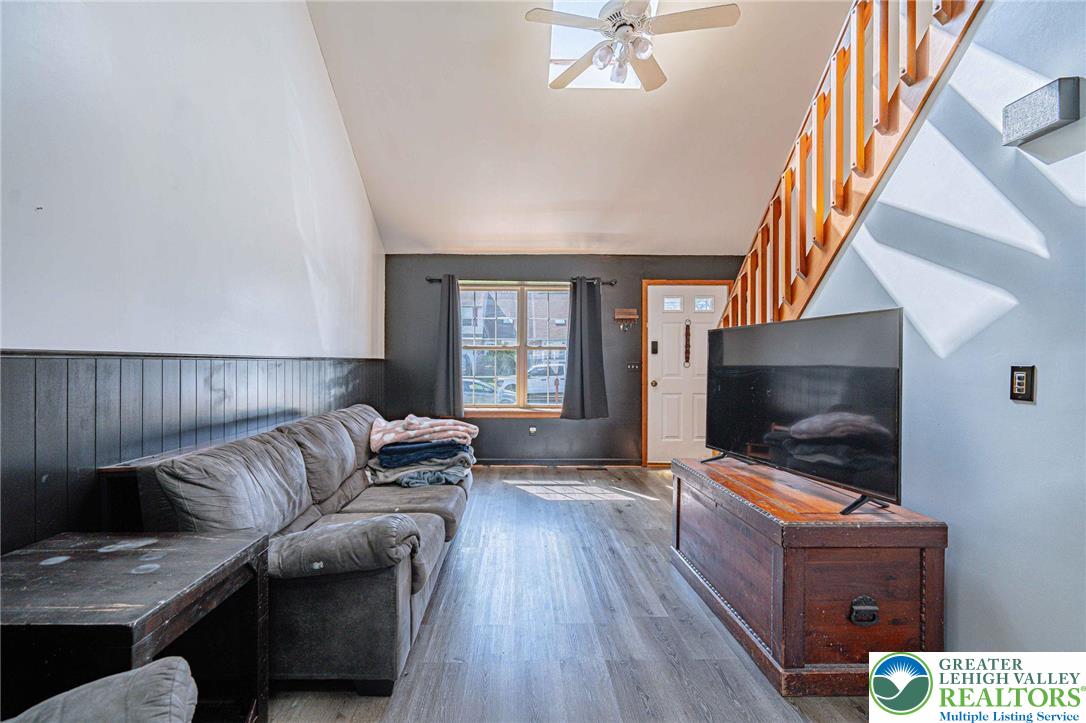 2725 Victoria Lane