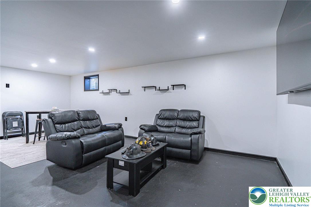 2725 Victoria Lane