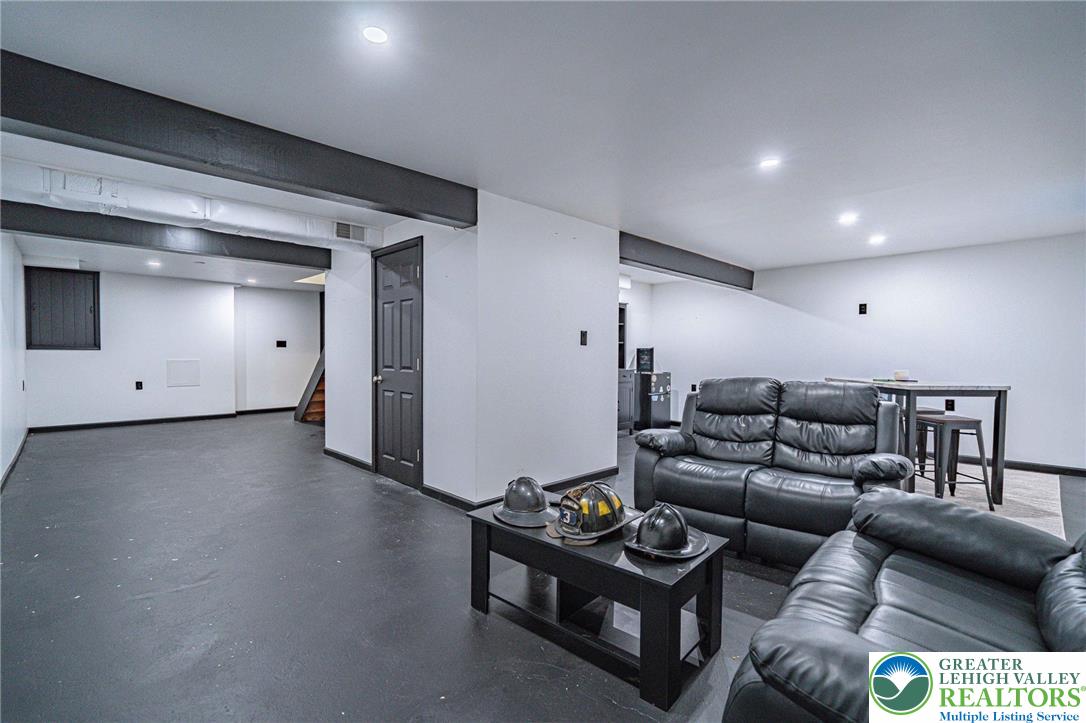 2725 Victoria Lane