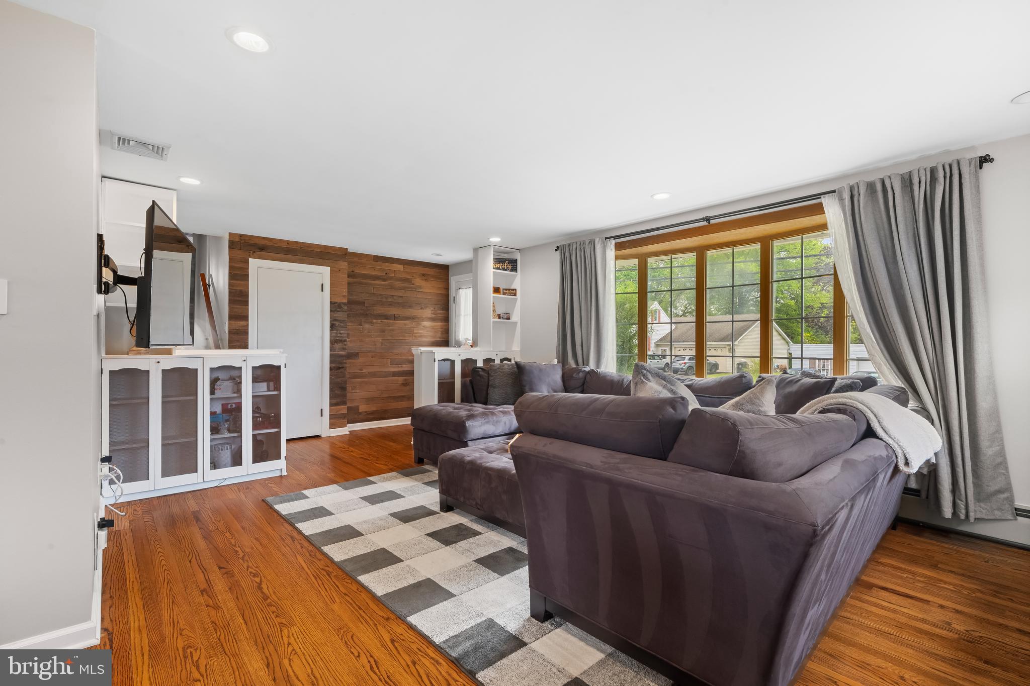 300 S 9TH STREET