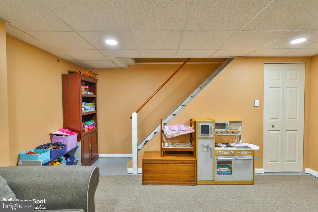 411 E OXFORD STREET