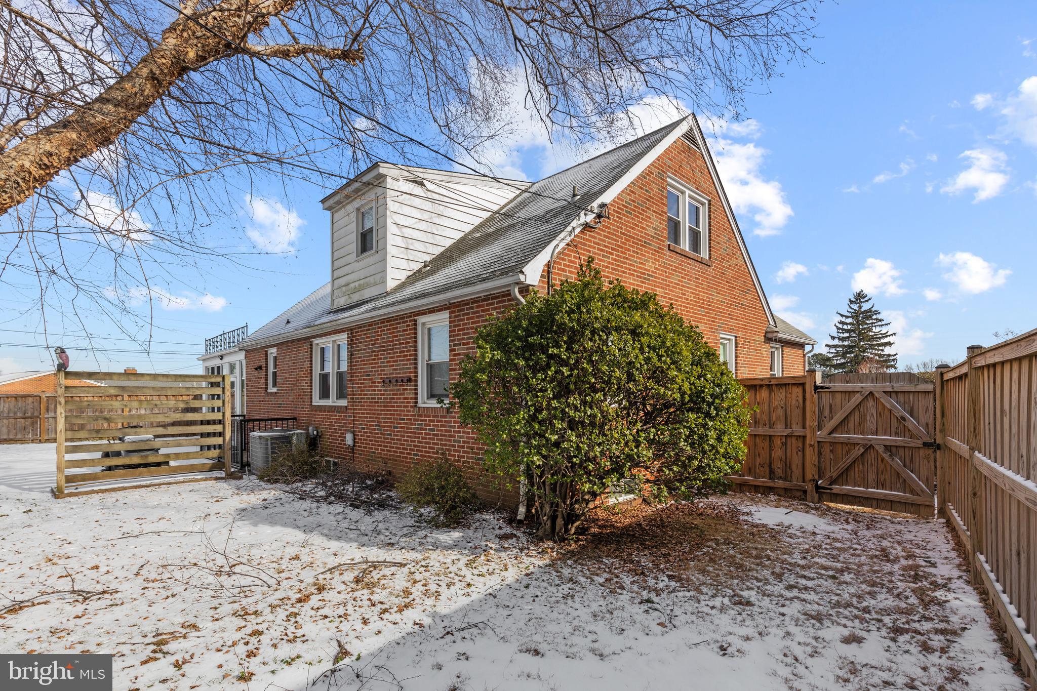 696 N Midfield Rd