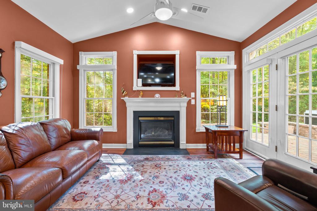 344 COLONY POINT PLACE