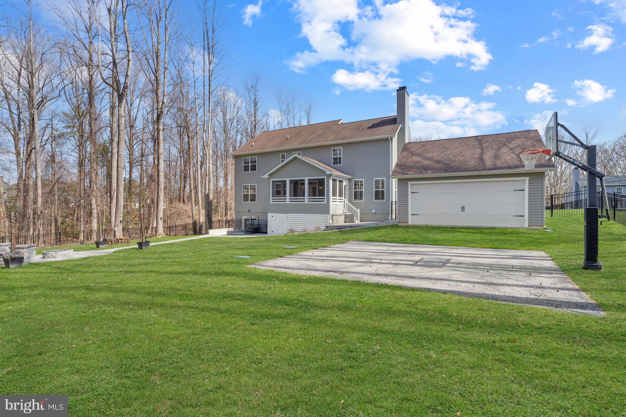 704 ROANE HOLLOW LANE