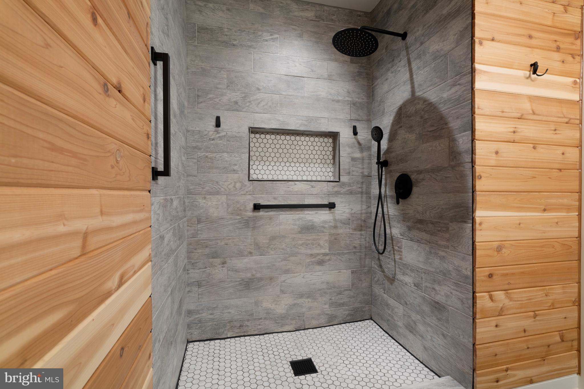 704 ROANE HOLLOW LANE