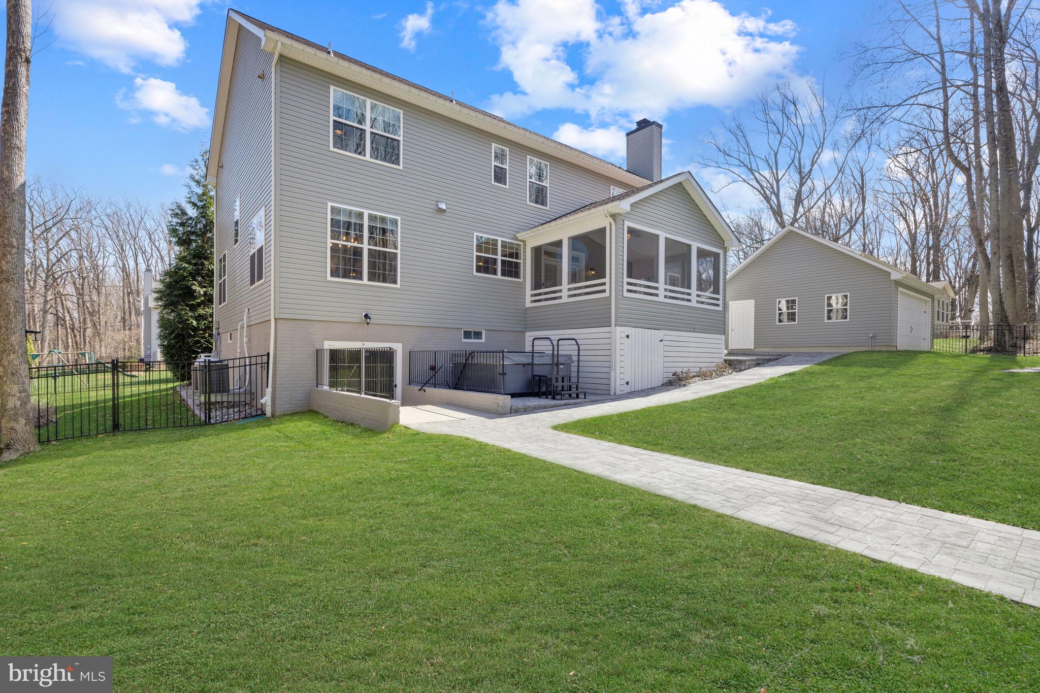 704 ROANE HOLLOW LANE