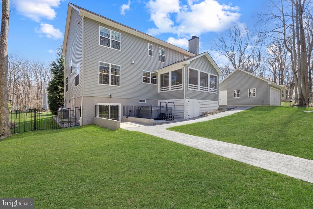 704 ROANE HOLLOW LANE