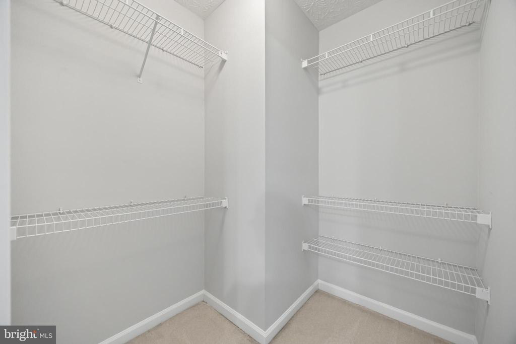 2716 MAPLEVIEW COURT
