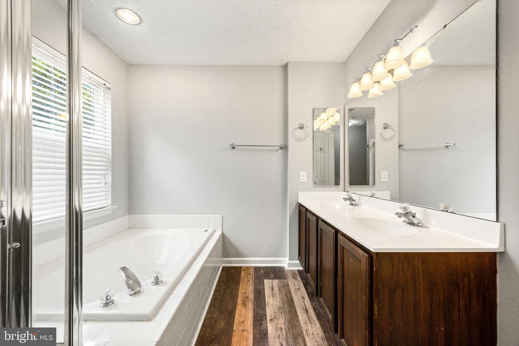 2716 MAPLEVIEW COURT