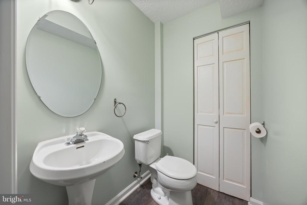 2716 MAPLEVIEW COURT