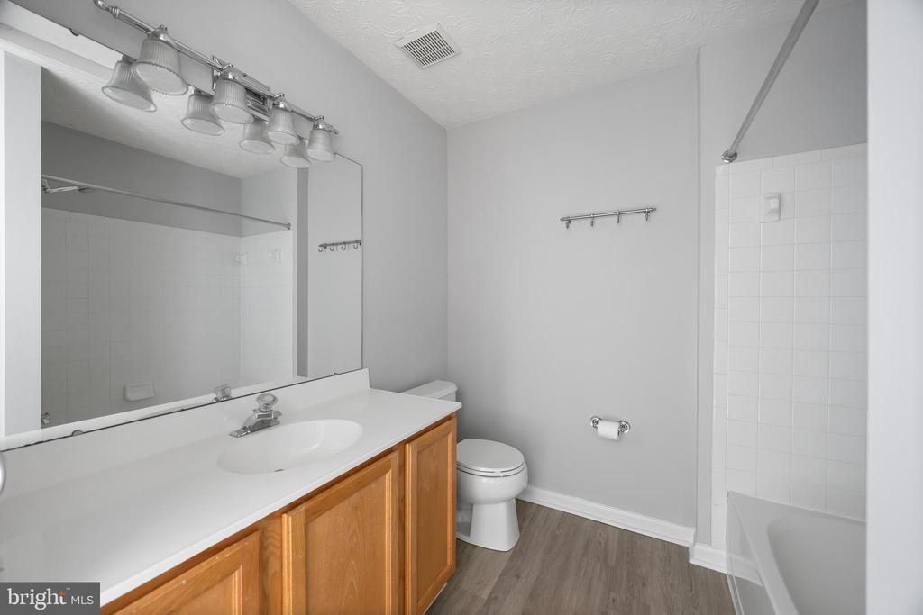 2716 MAPLEVIEW COURT