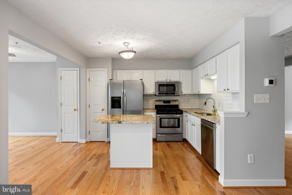 2716 MAPLEVIEW COURT
