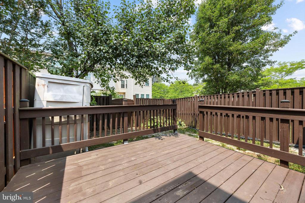 2716 MAPLEVIEW COURT