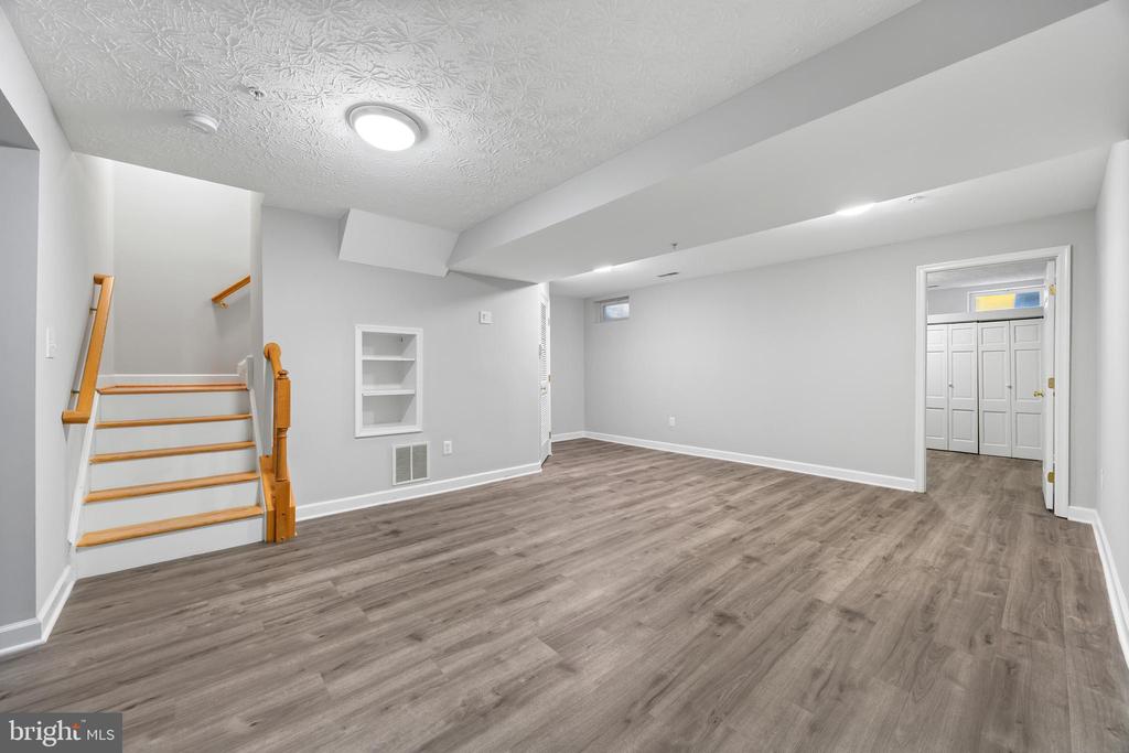 2716 MAPLEVIEW COURT