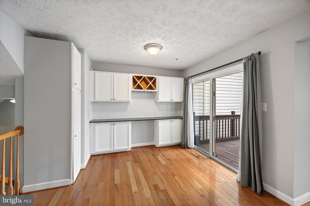 2716 MAPLEVIEW COURT