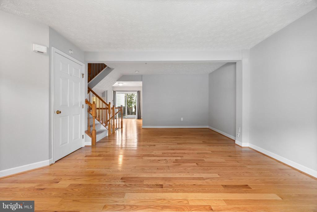 2716 MAPLEVIEW COURT