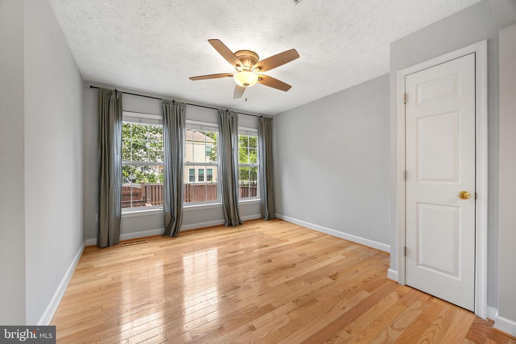 2716 MAPLEVIEW COURT