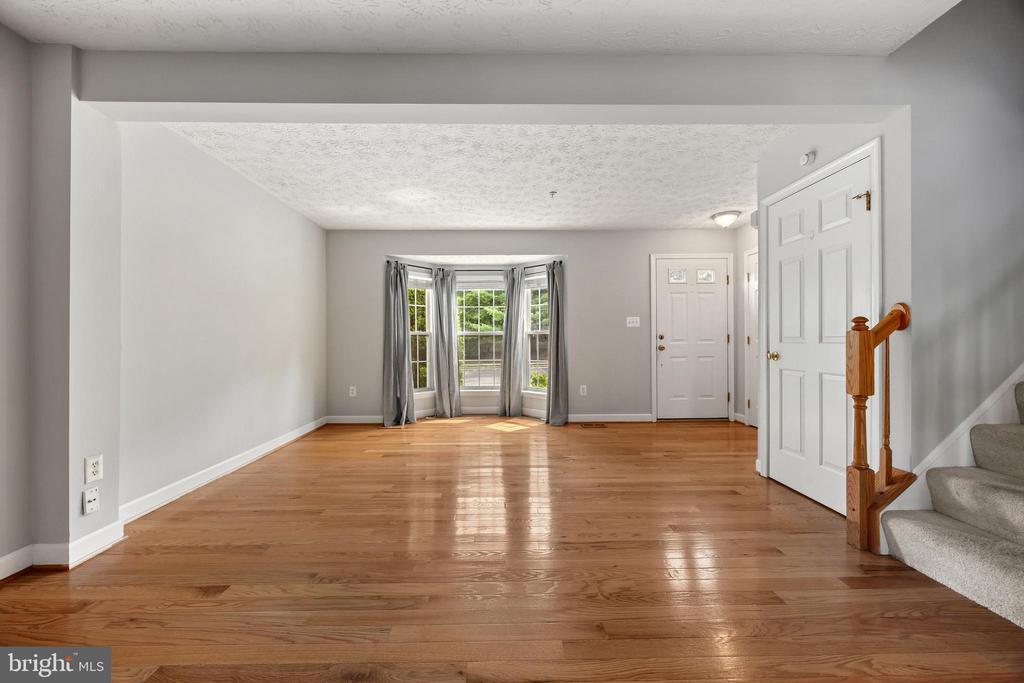 2716 MAPLEVIEW COURT