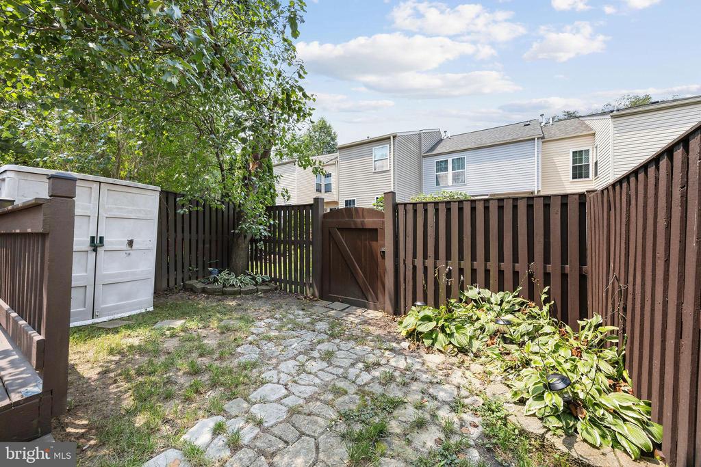 2716 MAPLEVIEW COURT