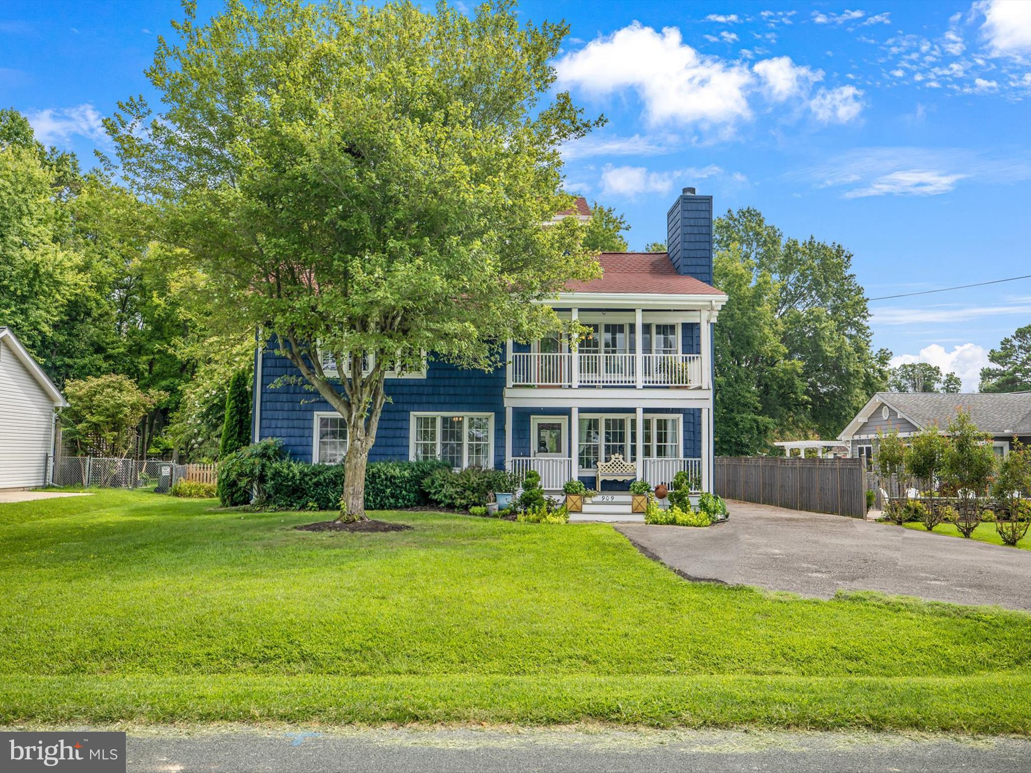 909 Bayside Dr