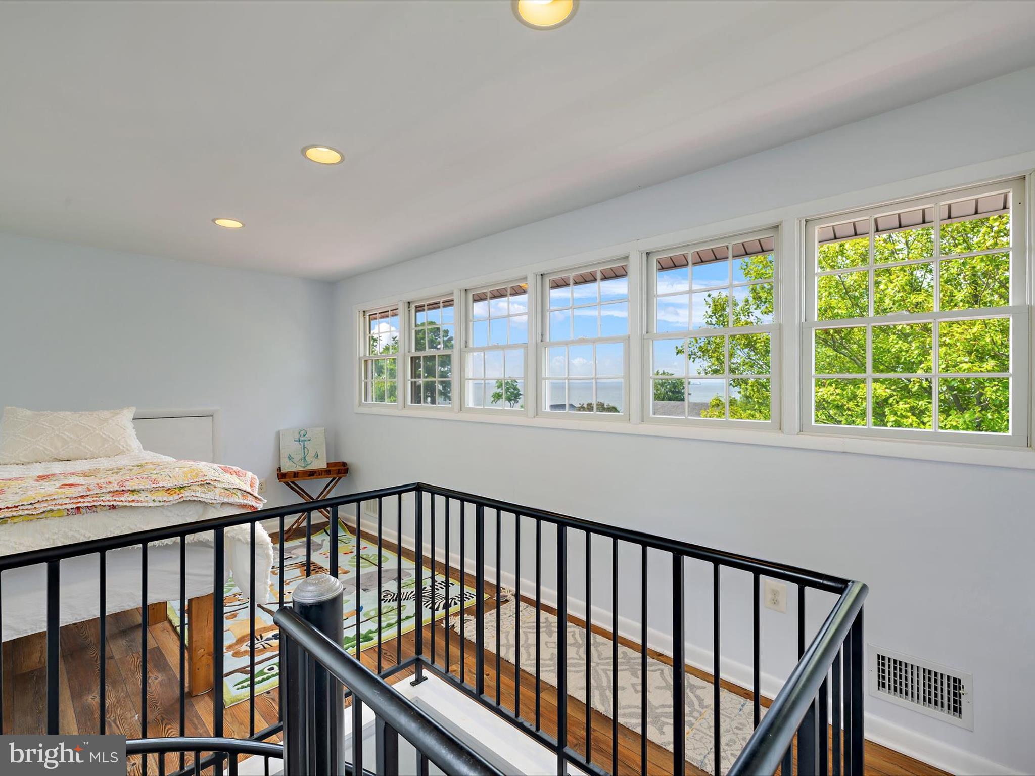 909 Bayside Dr