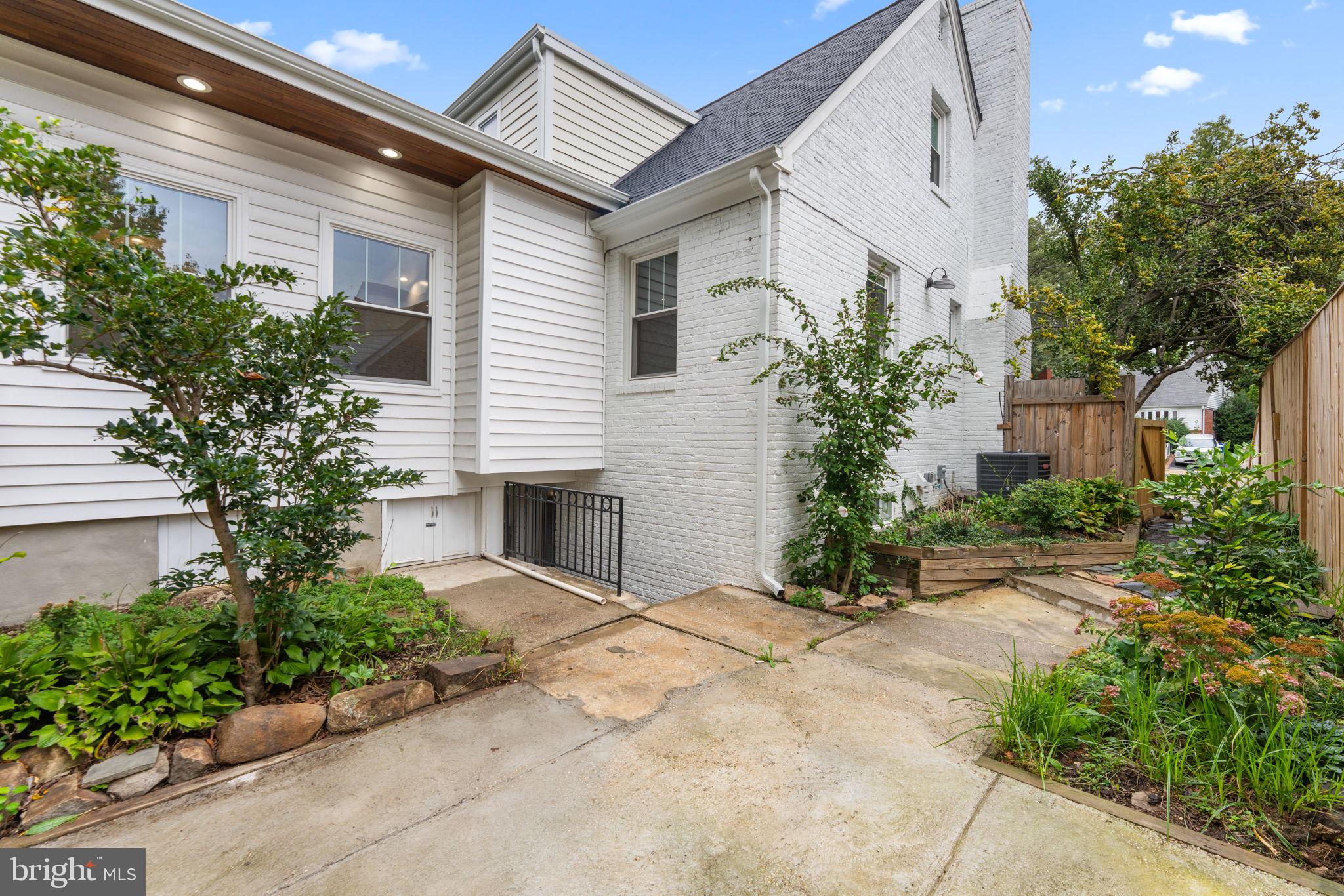 408 S George Mason Dr