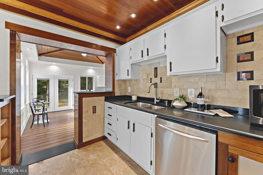 408 S George Mason Dr