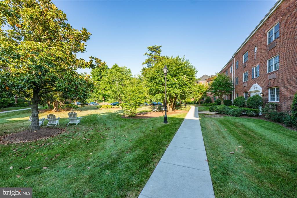 1704 W Abingdon Dr #301