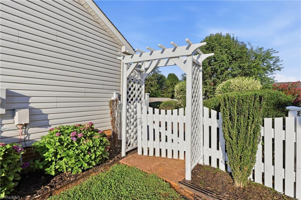 115 Asherton Court, Winston-Salem