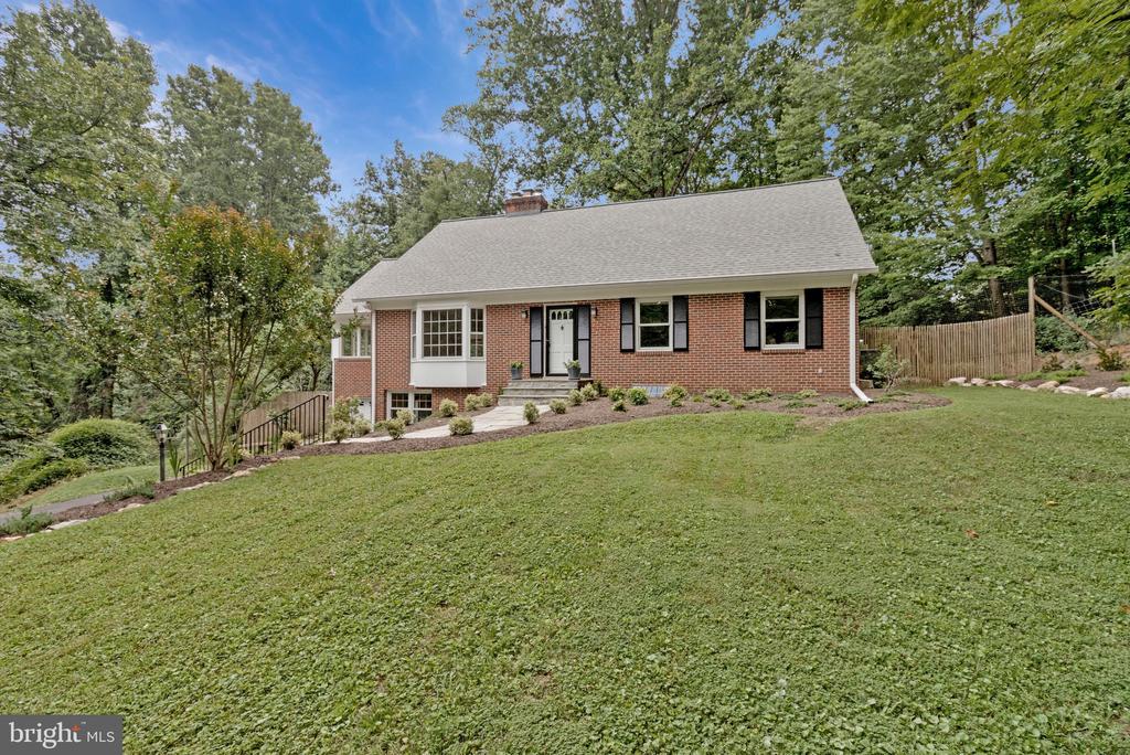 2213 APPLE TREE LANE