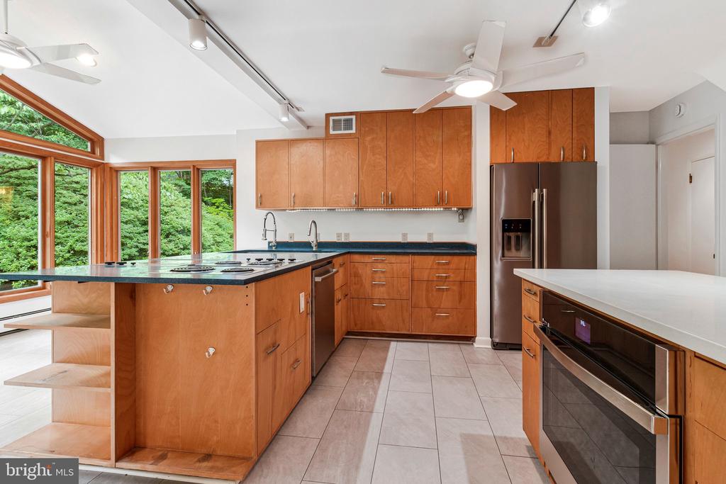 2213 APPLE TREE LANE