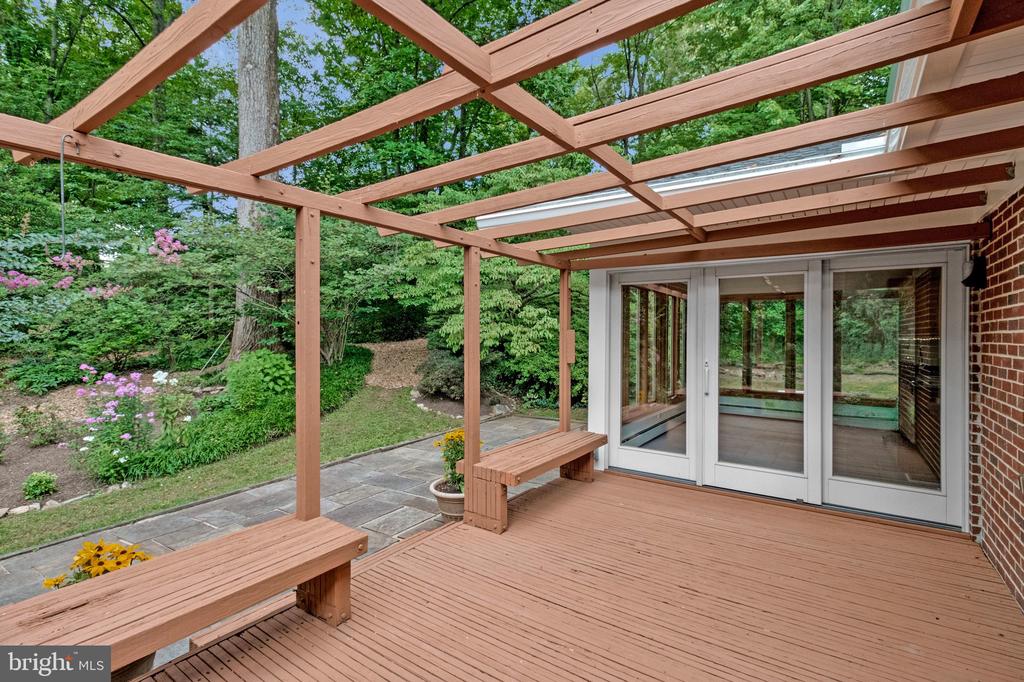 2213 APPLE TREE LANE
