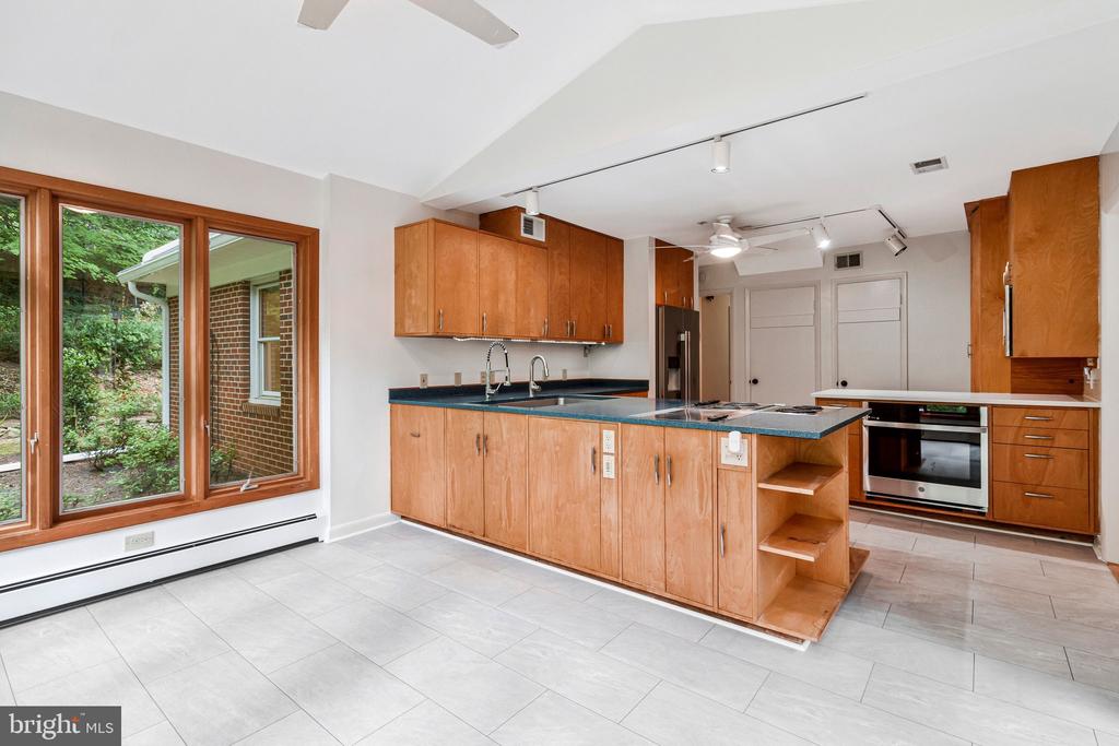2213 APPLE TREE LANE