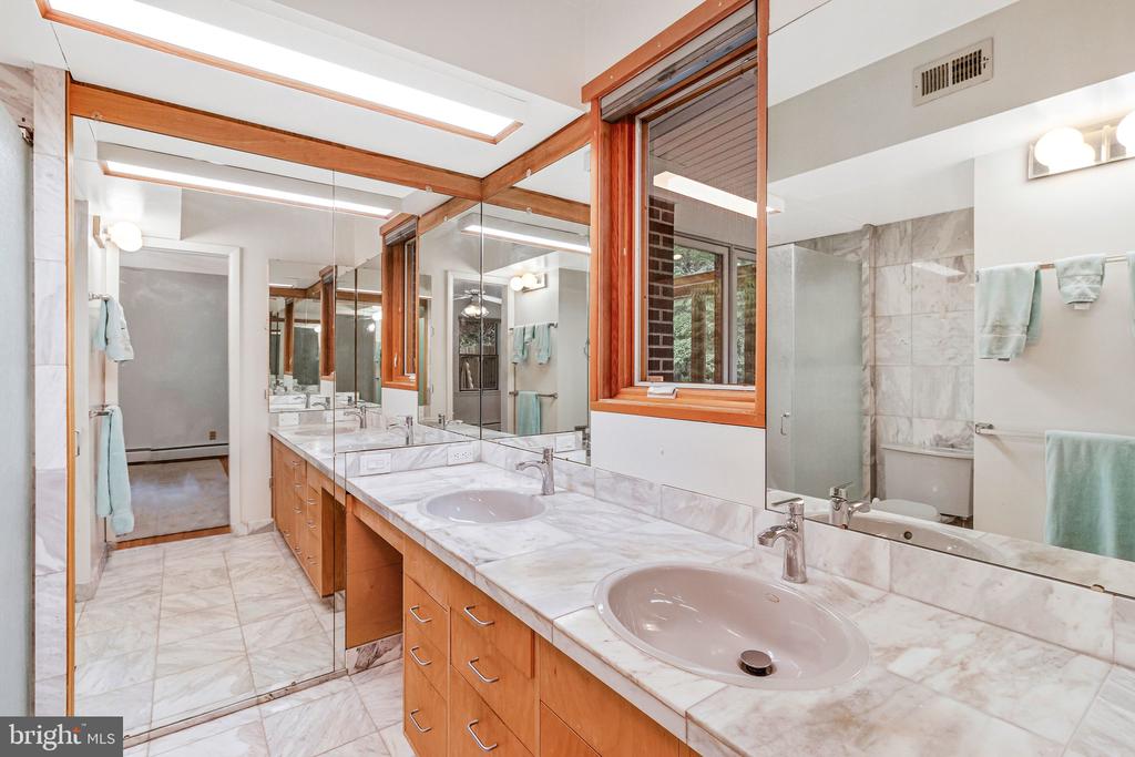 2213 APPLE TREE LANE