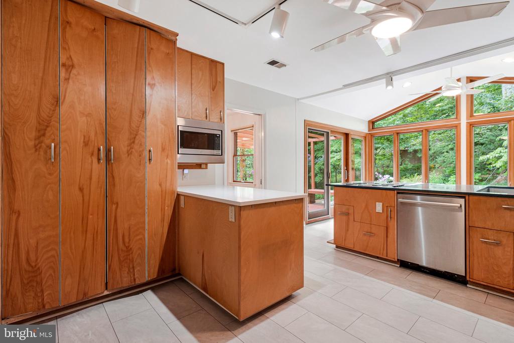 2213 APPLE TREE LANE