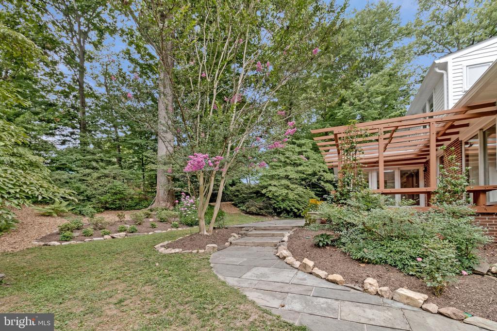 2213 APPLE TREE LANE