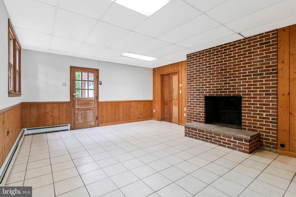 2213 APPLE TREE LANE