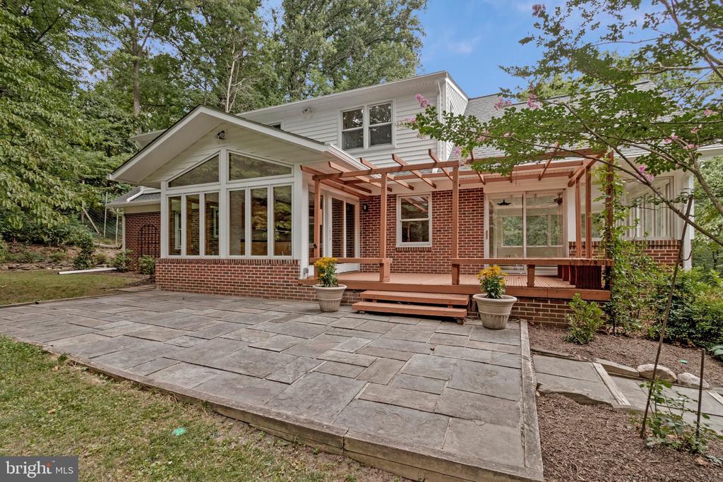 2213 APPLE TREE LANE