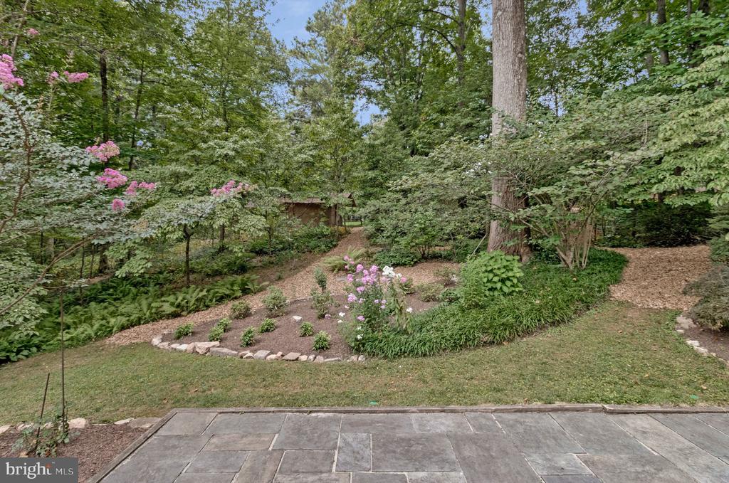 2213 APPLE TREE LANE